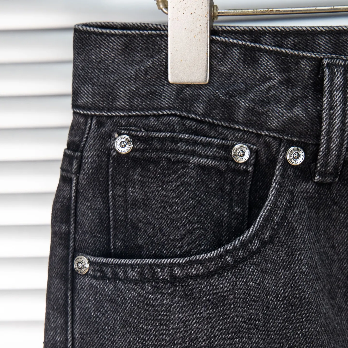 P290 Chrome Hearts Chrome Hearts Black Pinduo Black Leather Big Devil Cow King Jeans CH jeans need to be washed before being dismantled and hand-stitched with sheepskin cross leather and then spliced to complete. The whole piece has too much craftsmanship to describe. About Chrome Hearts This is an extremely luxurious fashion brand that can also be called the nobility of the high street. It has always been an exclusive brand for some hipsters or the second generation of rich people. Compared with ordinary high streets, it is more luxurious and noble. Compared with luxury brands, it has a more fashionable personality. It has always been a brand that I have a special liking for. Style number: 1769# Color: black Size: 28 30 32 34 36